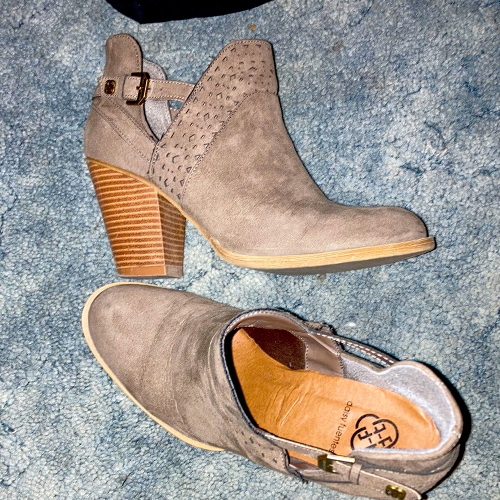 Are open on sides they have a small strap with a buckle and have a 3-4 in heel